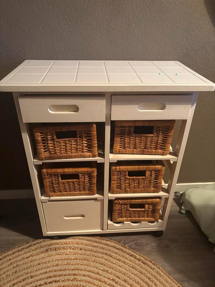 Wit ladenkastje met rieten manden & wieltjes, Huis en Inrichting, Kasten | Dressoirs, Gebruikt, 50 tot 100 cm, 25 tot 50 cm, Met lade(s)