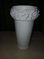 Partij van 18 stuks Witte Vazen met Rozen - porselein, Ophalen, 50 tot 75 cm, Wit, Aardewerk of Porselein