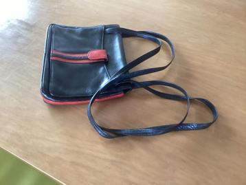 Zwart leren schoudertasje met rode biezen. beschikbaar voor biedingen