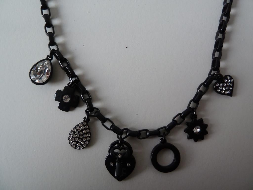 zwarte Claudio Ferrici ketting waaraan 8 swarovski bedels, Ophalen of Verzenden, Zo goed als nieuw, Zwart, Overige materialen