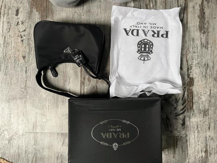 Prada Re-Edition 2000 Nylon Mini Bag - Zwart, Sieraden, Tassen en Uiterlijk, Tassen | Damestassen, Zo goed als nieuw, Handtas