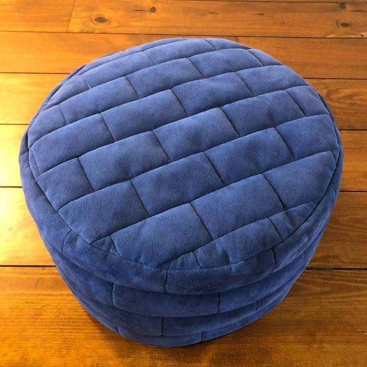 Vintage patchwork poef, blauw suede, vintage design, Huis en Inrichting, Banken | Voetenbanken en Poefen, Zo goed als nieuw, 50 tot 75 cm