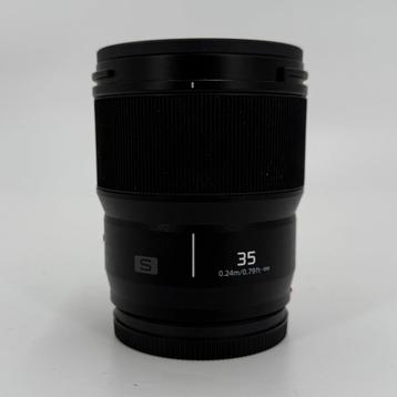 Panasonic Lumix S 35mm F/1.8 Lens – In Nieuwstaat + Hoya UV- beschikbaar voor biedingen