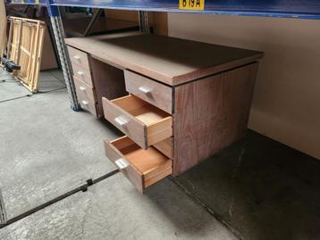 (*0033) Houten bureau met aan beide zijden 3 laden beschikbaar voor biedingen