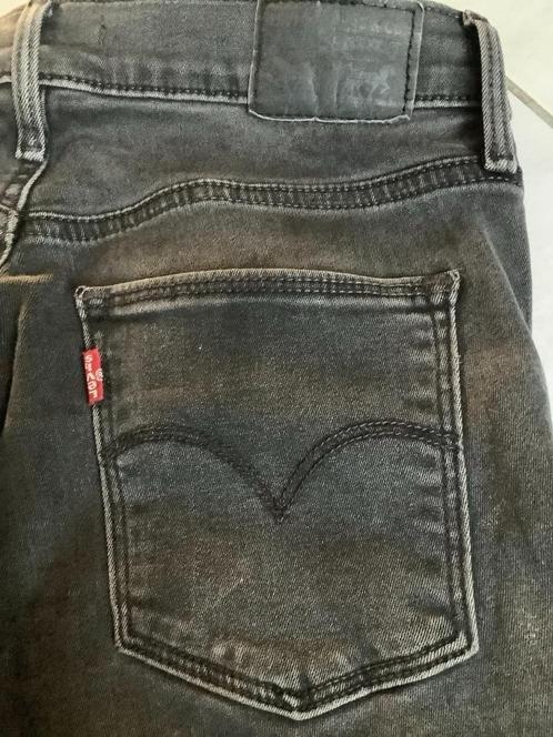 Grijze spijkerbroek jeans van Levi’s Slimming Skinny, 27/32., Kleding | Dames, Spijkerbroeken en Jeans, Zo goed als nieuw, W27 (confectie 34) of kleiner