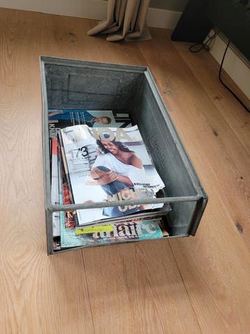 Mooie metalen bak / opbergbak beschikbaar voor biedingen