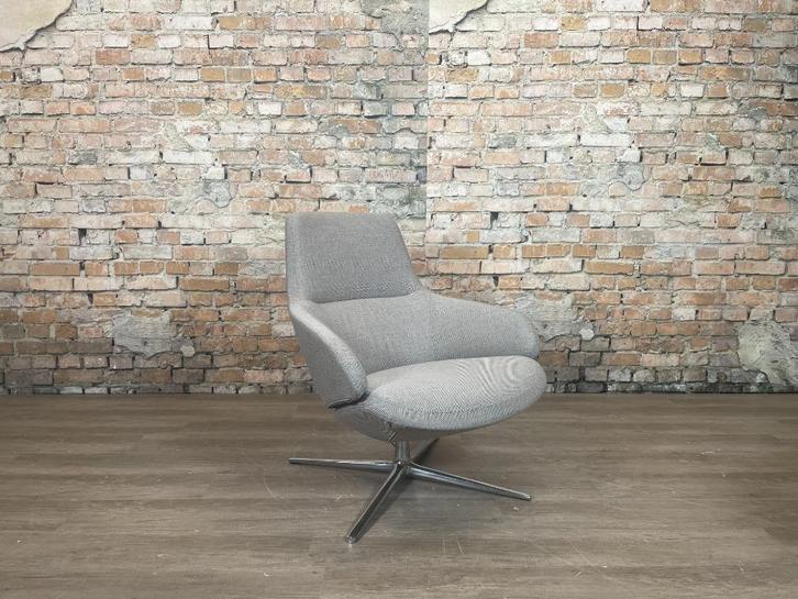Arper Aston bij TheReSales, Huis en Inrichting, Fauteuils, Zo goed als nieuw, Metaal, Stof, 75 tot 100 cm, 75 tot 100 cm, Ophalen of Verzenden