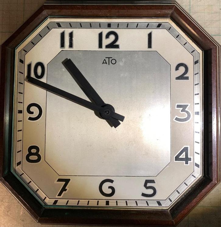 ATO hangklok in bakelieten kast, Antiek en Kunst, Antiek | Klokken, Ophalen of Verzenden