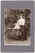 Foto op karton - Moeder Kind Baby Tafel Kleed, Gebruikt, Foto, Ophalen of Verzenden, Voor 1940