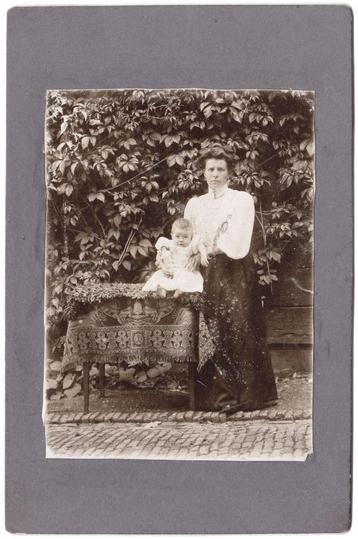 Foto op karton - Moeder Kind Baby Tafel Kleed beschikbaar voor biedingen