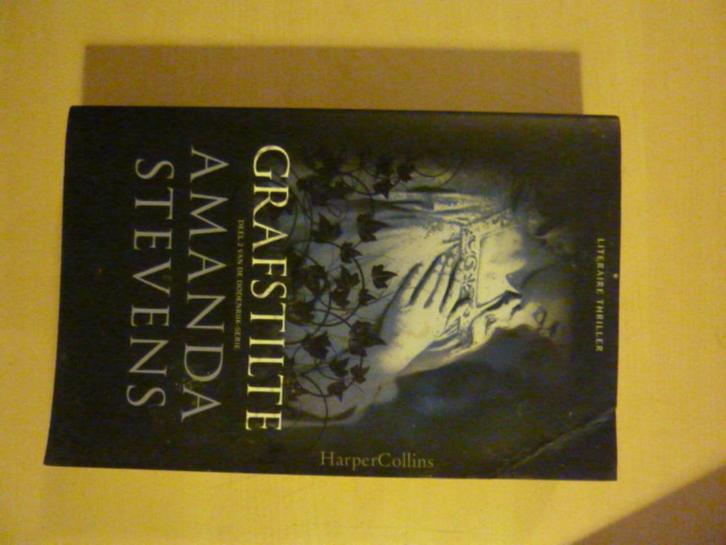 Amanda Stevens - Grafstilte, Boeken, Thrillers, Zo goed als nieuw, Verzenden