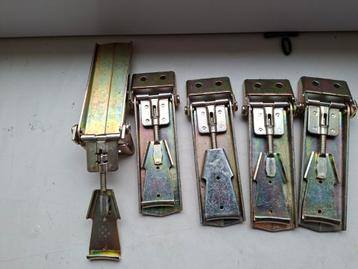 Te koop  5 stuks nieuwe sluitingen beschikbaar voor biedingen