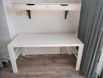 Ikea Pahl bureau en Ekby Alex plank met lades beschikbaar voor biedingen