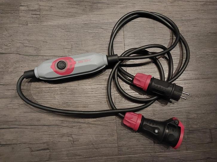 PCE PRCD-S+ tussenstekker als nieuw, Doe-het-zelf en Verbouw, Elektra en Kabels, Zo goed als nieuw, Stekker, Ophalen of Verzenden