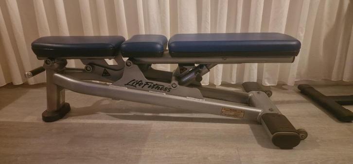 Fitness bank / benchpress van life fitness, Sport en Fitness, Fitnessapparatuur, Zo goed als nieuw, Overige typen, Armen, Benen