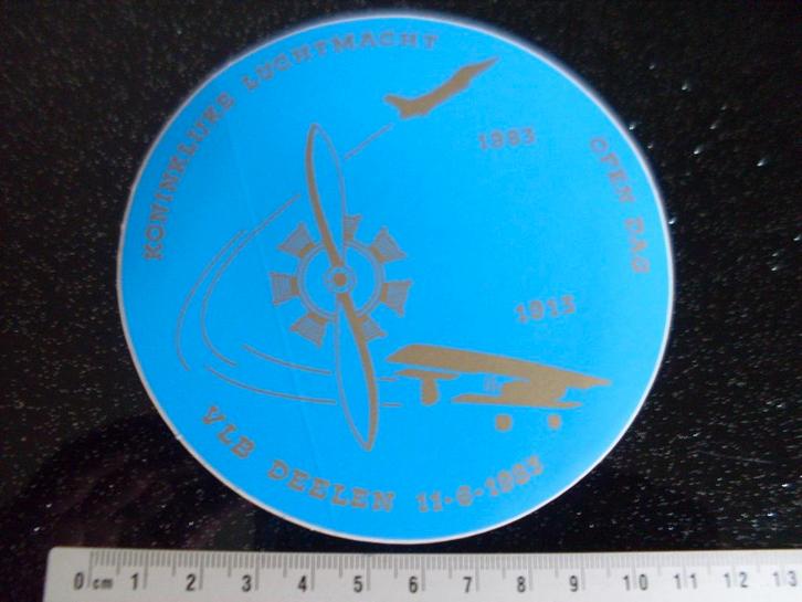 sticker koninklijke luchtmacht open dag vlb deelen 1983 logo, Verzamelen, Stickers, Zo goed als nieuw, Bedrijf of Vereniging, Verzenden