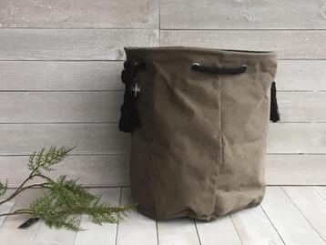 Opbergmand khaki met zwarte kwasten beschikbaar voor biedingen