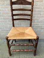 Houten bewerkte stoel met rueten zitting., Antiek en Kunst, Antiek | Meubels | Stoelen en Banken, Ophalen