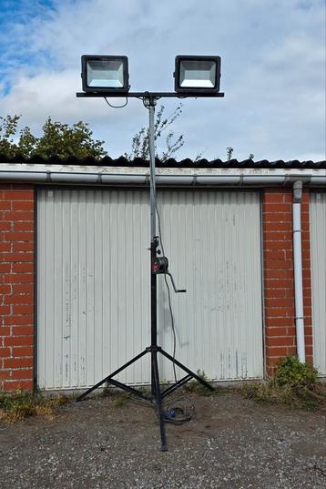 Bouwverlichting op telescopische statief beschikbaar voor biedingen