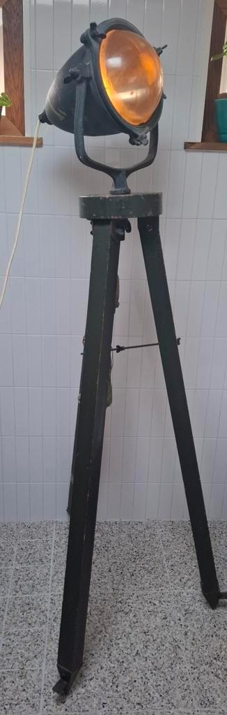 Industriële vintage lamp van koper op oud statief, Huis en Inrichting, Lampen | Vloerlampen, 150 tot 200 cm, Ophalen