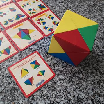 Magneet blokken / gekleurde piramiden beschikbaar voor biedingen