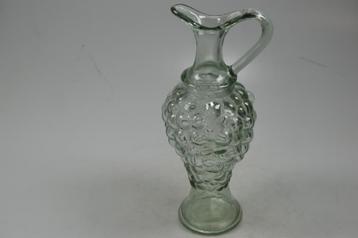 Vintage glazen karaf in de vorm van een druiventros.  beschikbaar voor biedingen