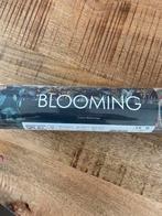 Hooked On Walls Blooming behang - 1,5 rol, Huis en Inrichting, Stoffering | Behang, Ophalen of Verzenden, Minder dan 10 m², Groen
