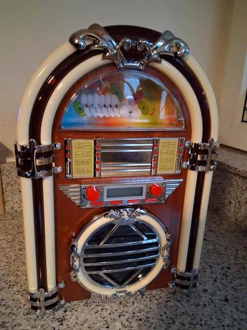 jukebox met cd en radio. beschikbaar voor biedingen