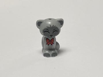 Lego licht grijze zittende kat / cat (Gertrude)  rode strik beschikbaar voor biedingen