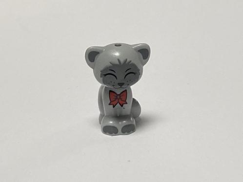 Lego licht grijze zittende kat / cat (Gertrude)  rode strik, Kinderen en Baby's, Speelgoed | Duplo en Lego, Nieuw, Lego, Losse stenen