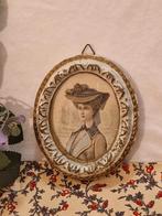 Brocante ovaal lijstje. "Wit/goud- afb. vrouw hoed/veren"., Verzenden