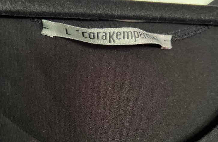 Jurk zwart L Cora Kemperman, Kleding | Dames, Jurken, Zo goed als nieuw, Maat 42/44 (L), Zwart, Knielengte, Verzenden