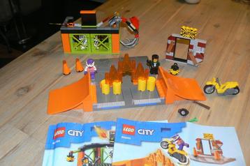 Te koop: Lego City Stuntpark 60293 met boekjes beschikbaar voor biedingen