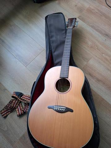 Akoestische gitaar met tas. beschikbaar voor biedingen