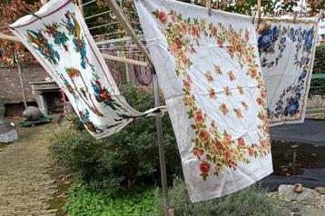 3 vintage VLISCO tafelkleden ca 90x90 cm. Eén is NIEUW (G1A) beschikbaar voor biedingen