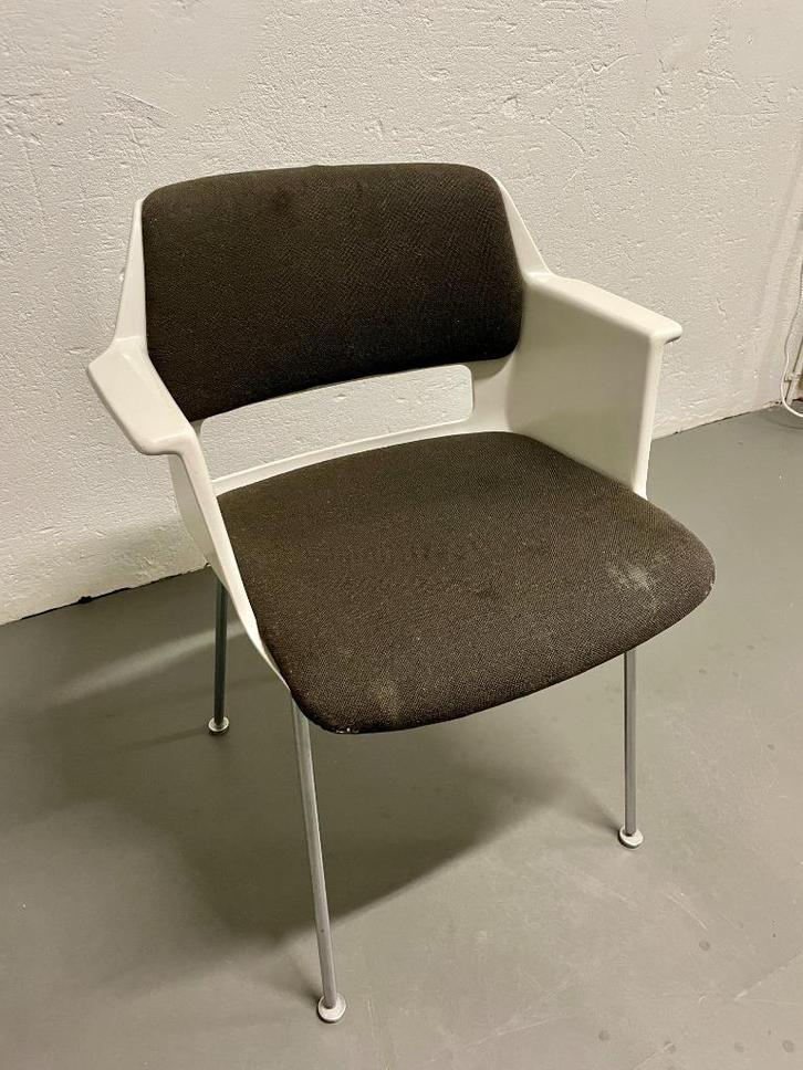 Gispen 2215 kuipstoel wit bruin, Huis en Inrichting, Stoelen, Gebruikt, Eén, Kunststof, Metaal, Stof, Bruin, Ophalen