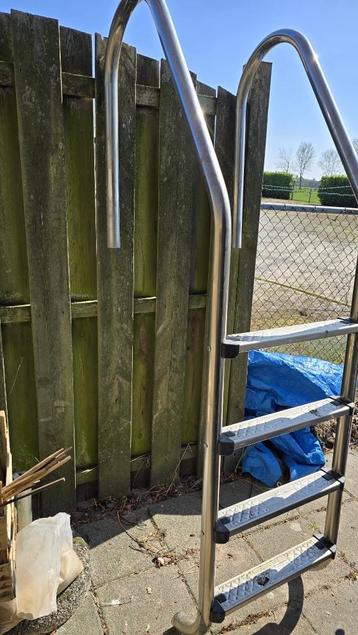 Zwembadladder beschikbaar voor biedingen