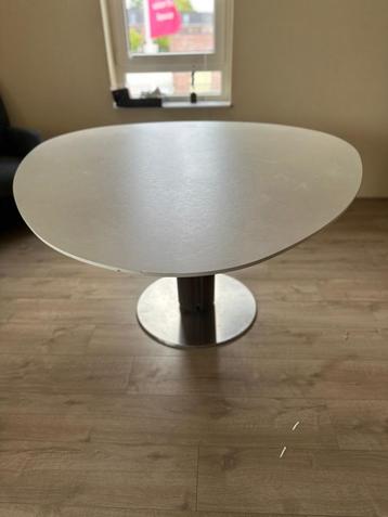 Eettafel ei vorm eventueel met 4 eetstoelen beschikbaar voor biedingen