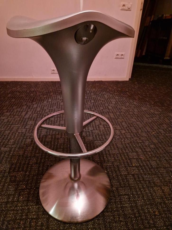 Rexite Zanzibar barkruk - zilver - Italiaans design, Huis en Inrichting, Barkrukken, Gebruikt, 60 tot 90 cm, Kunststof, Metaal