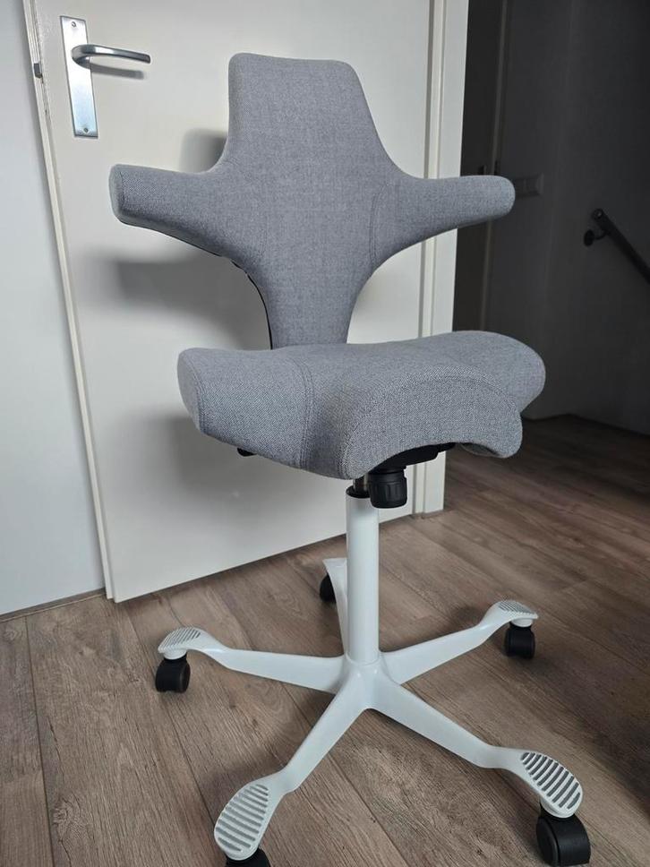 HAG Capisco New Studio Edition Bureaustoel, Huis en Inrichting, Bureaustoelen, Zo goed als nieuw, Bureaustoel, Grijs, Ergonomisch