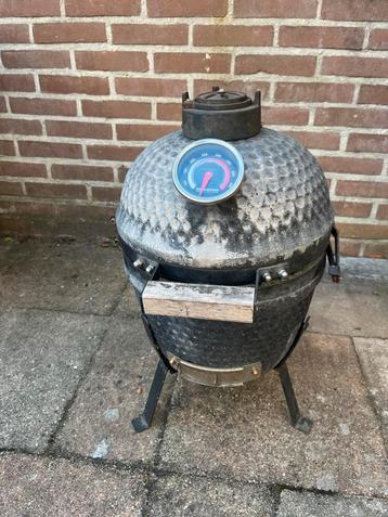 Kleine Barbecue Houtskool beschikbaar voor biedingen