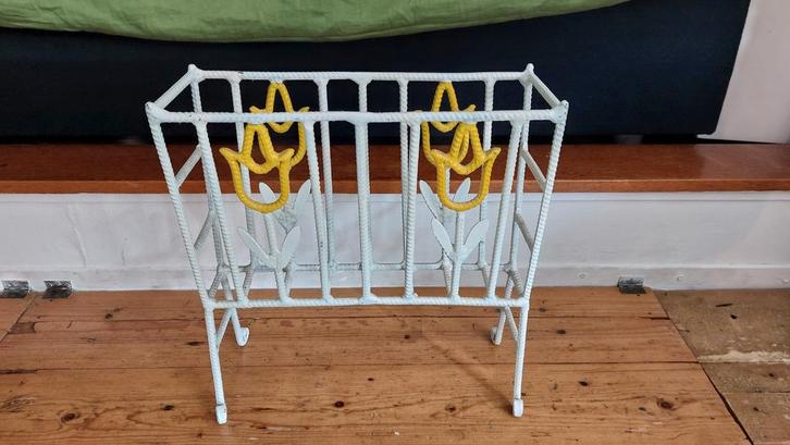 Vintage Lektuurbak tijdschriftenrek Gietijzer Tulpen Design, Huis en Inrichting, Woonaccessoires | Krantenbakken en Lectuurbakken