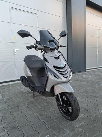 Piaggio Zip 4T Scooter Glans Nardo Grey FULL OPTION (Brom) beschikbaar voor biedingen