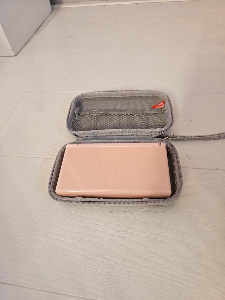 Roze Nintendo DS - Klassieke handheld console, Spelcomputers en Games, Spelcomputers | Nintendo DS, Gebruikt, DS Lite, Roze, Met beschermhoes of tas
