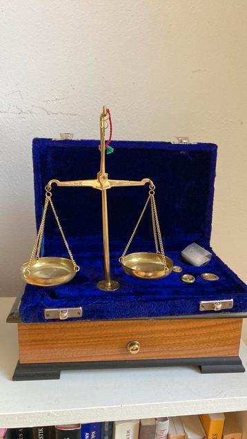 Weegschaal munten. beschikbaar voor biedingen