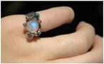 Zilveren ring maansteen en witte/blauwe flonkerende stenen, Verzenden, 17 tot 18, Met edelsteen, Dame
