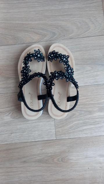 Sandalen. Zwart. Bloemen. beschikbaar voor biedingen