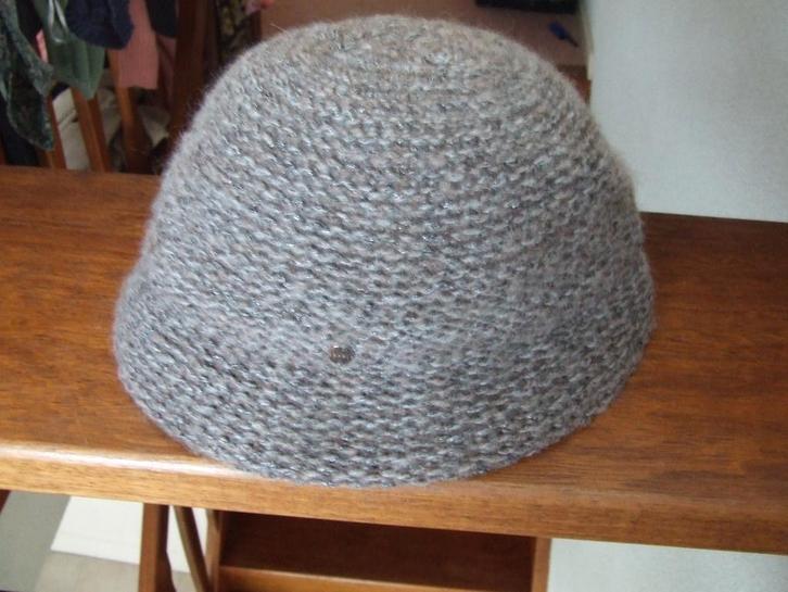 Esprit nieuw dop hoedje grijs/beige gemelleerd S, Kleding | Dames, Hoeden en Petten, Nieuw, Hoed, 55 cm (S, 6⅞ inch) of minder