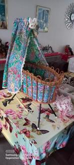 Poppenwiegje met 2 poppen en poppenkleertjes, Ophalen, Gebruikt, Babypop