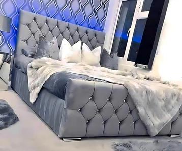 Luxe Panel Line bed met matras te koop  Verkrijgbaar in alle beschikbaar voor biedingen